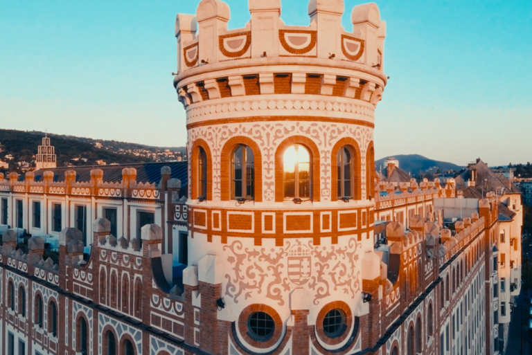 Pénzmúzeum Panoráma Terasz over the city.